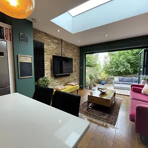  Holiday home Fabulous Townhouse In Clifton