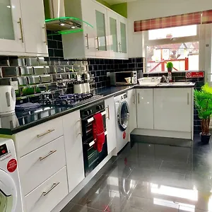  Apartment 2 Bedroom Apartment, Kitchen, Reception And Private Garden United Kingdom